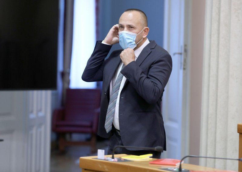 [FOTO] Zekanović poručio zastupnicima: 'Cjepivo spašava živote, zbog vas ljudi završavaju na respiratoru!', Mlinarić mu odgovorio: Neću vam dopustiti da galamite!'