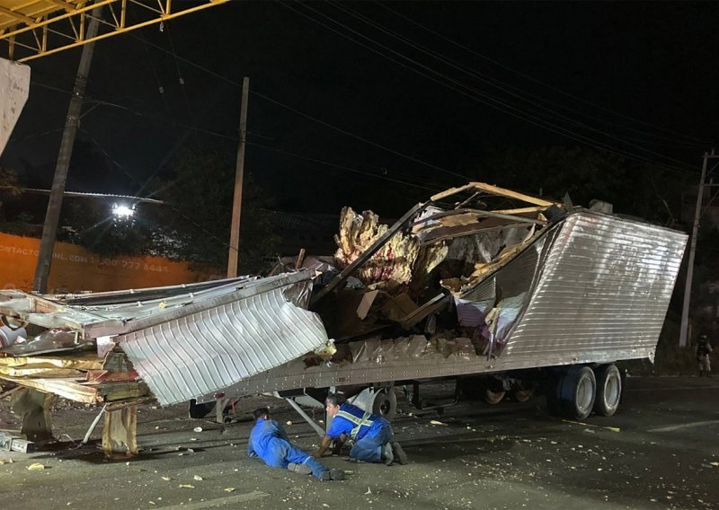 [FOTO] Najmanje 49 osoba poginulo je u sudaru kamiona u Meksiku