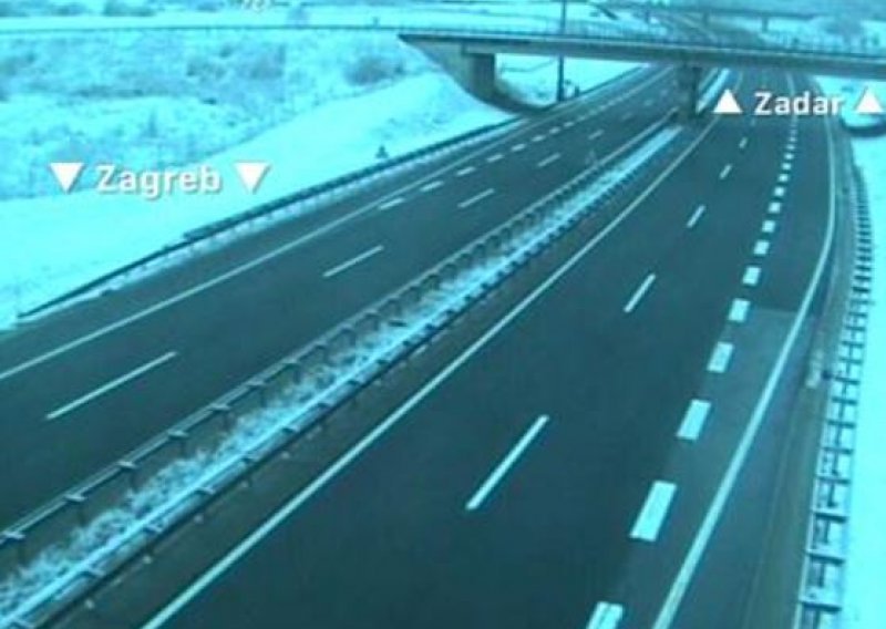 Problemi u prometu: Snijeg pada u Lici, prometna nesreća na autocesti Bregana - Lipovac