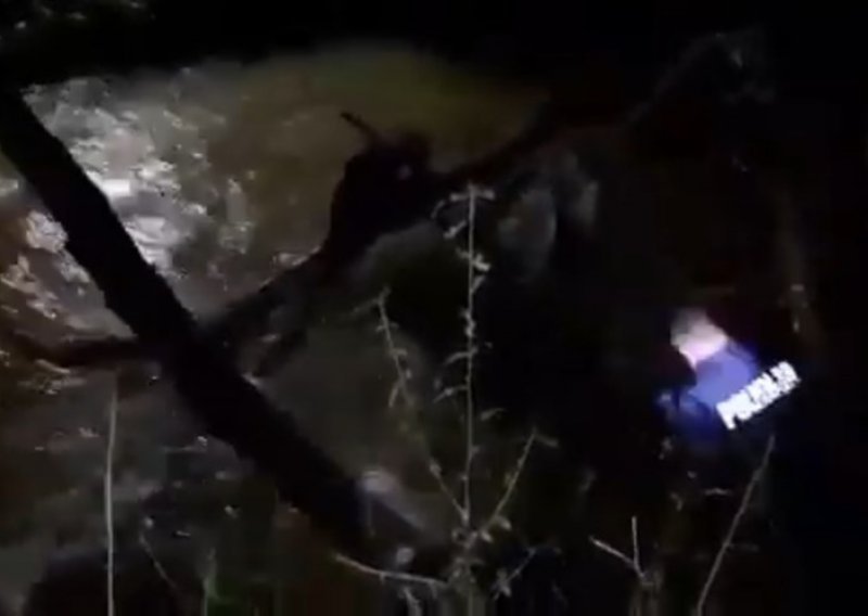 [VIDEO] Policija iz nabujale Dragonje spasila ženu koja je prebacivala djecu u Sloveniju; traga se za još jednim djetetom