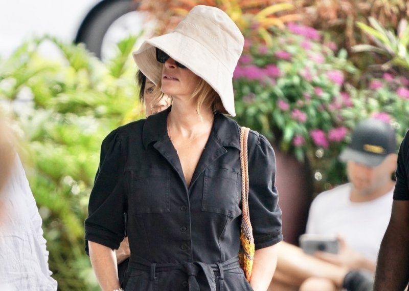 Ovaj mladenački stajling je baš za nju: Julia Roberts izgleda fantastično u kombinezonu i s trendi šeširićem