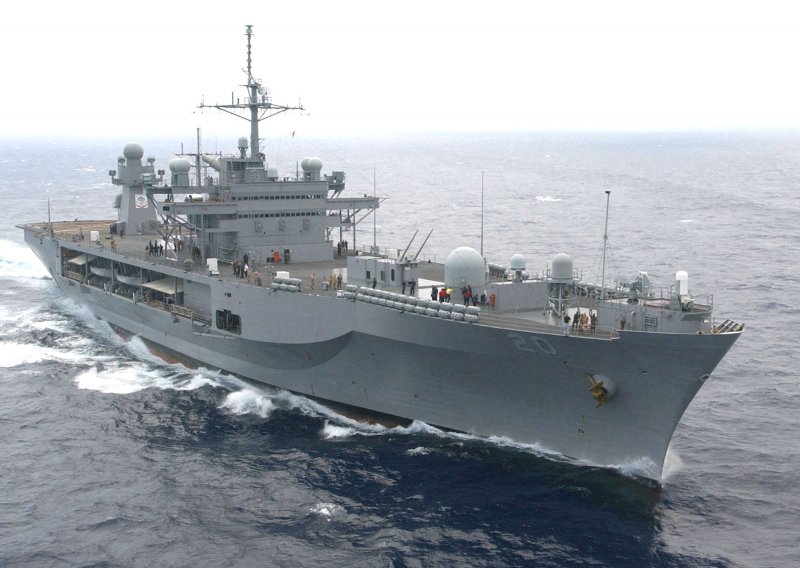 Viktor Lenac servisira zapovjedni brod američke Šeste flote