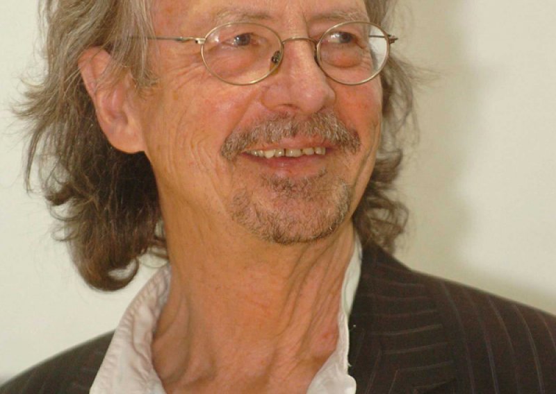 Peter Handke reklamira knjigu preko Radovana Karadžića