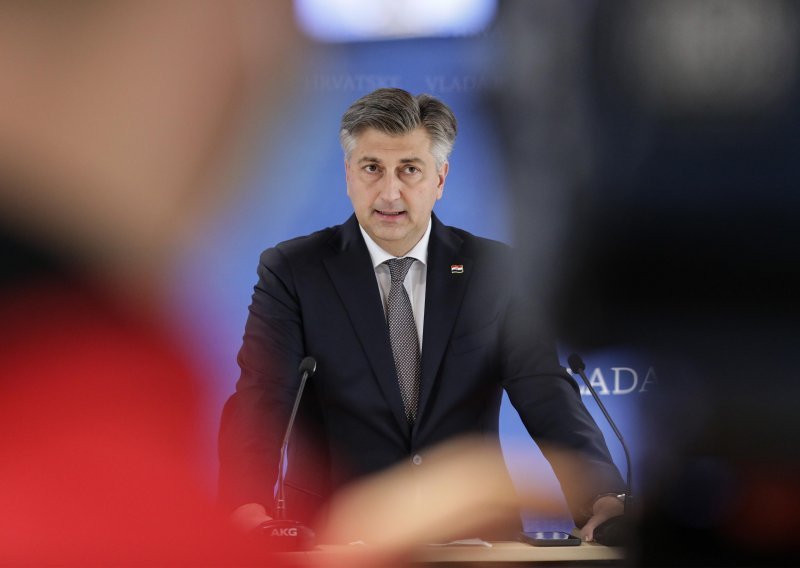 Plenković kaže da mu je 'malo žao Milanovića; o optužbi da je netko 'maznuo' 200 milijuna eura, kaže: 'Di su pare? Tu su!'