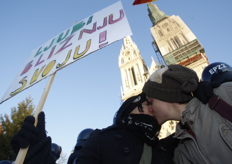 Pali gay poljupci pred katedralom, privedeno troje protivnika prosvjeda!