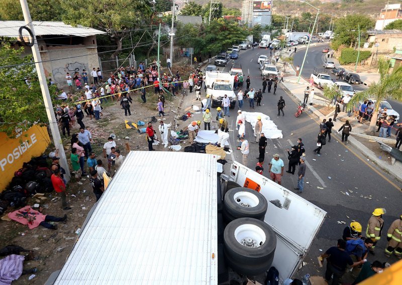 U prevrtanju kamiona prekrcanog migrantima poginulo najmanje 54 ljudi, nekoliko desetaka je ozlijeđeno