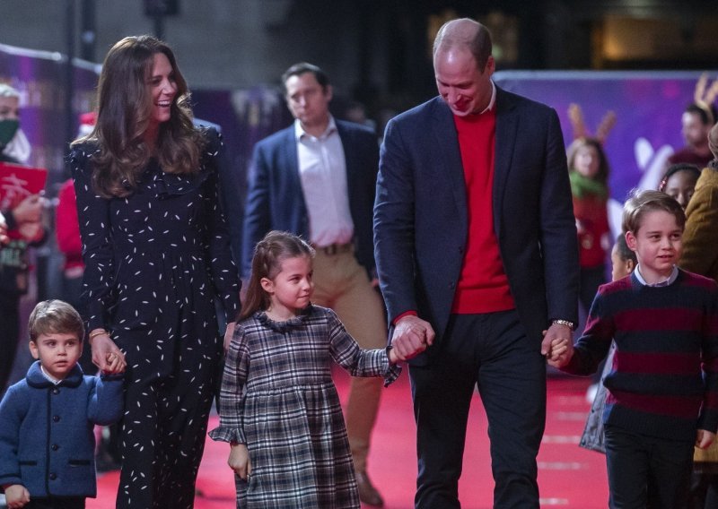 Kate Middleton i princ William objavili su božićnu čestitku: Do sada nikad viđena obiteljska fotografija oduševila je obožavatelje