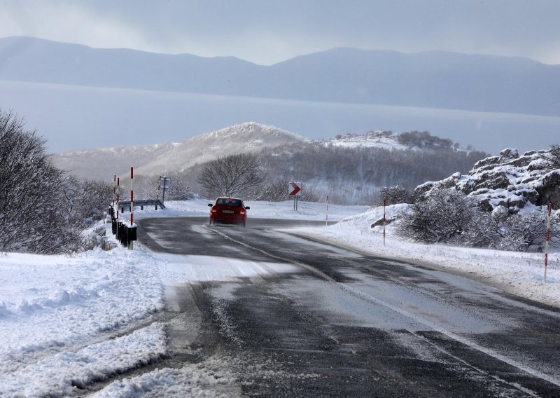 Bura, snijeg i led otežavaju promet: Kamioni ne mogu prema Dalmaciji, pogledajte gdje su još problemi