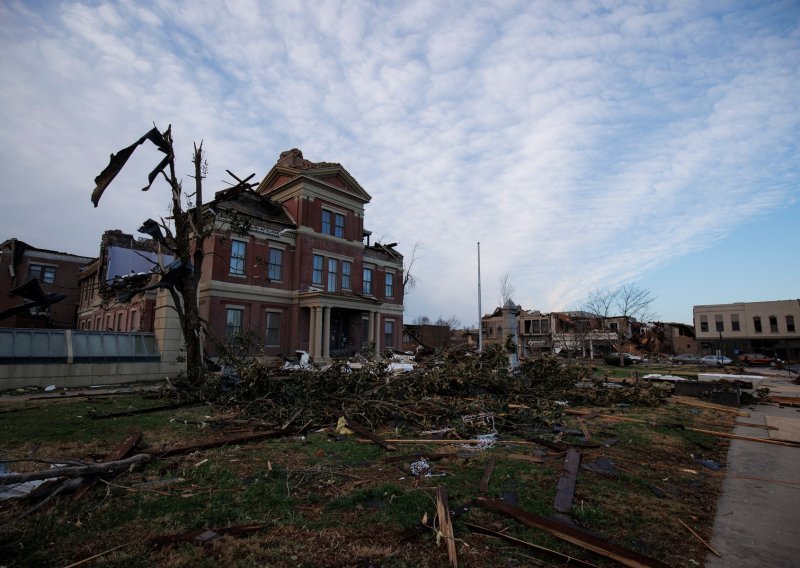 Dok preživjeli u Kentuckyju pretražuju ruševine, meteorolozi se pitaju otkud tornado u prosincu