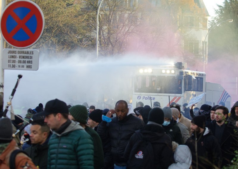 Na prosvjedu protiv korona mjera policija upotrijebila vodeni top