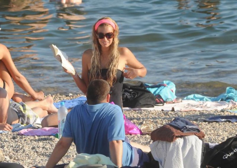 Ava Karabatić se ni na plaži ne odvaja od knjige