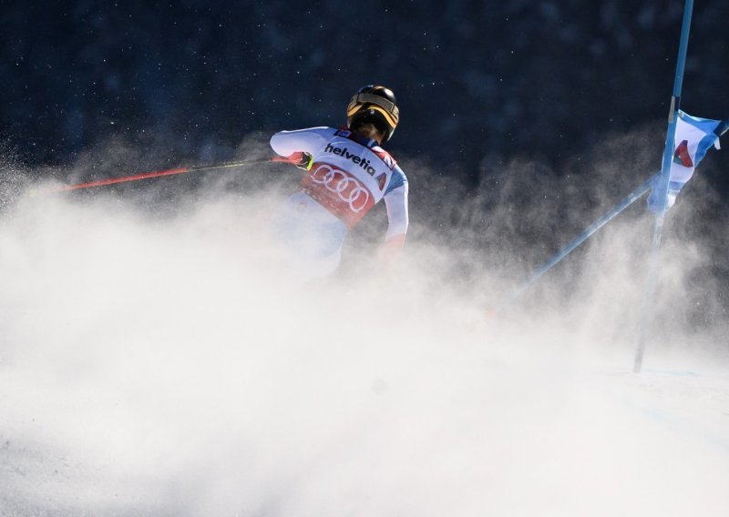 [VIDEO] Lara Gut Behrami doživjela težak pad na utrci superveleslaloma u St. Moritzu, vodeća Shiffrin zaplakala gledajući neugodne scene