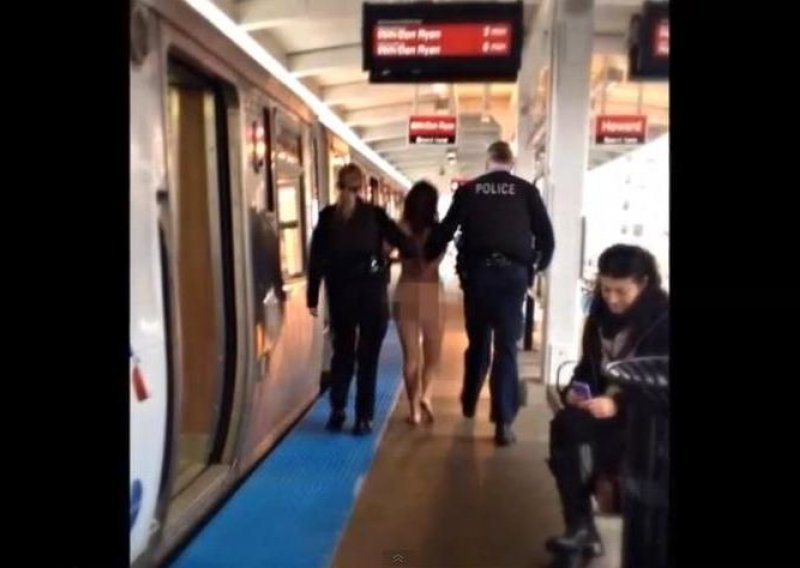Potpuno gola žena šamarala ljude u vlaku