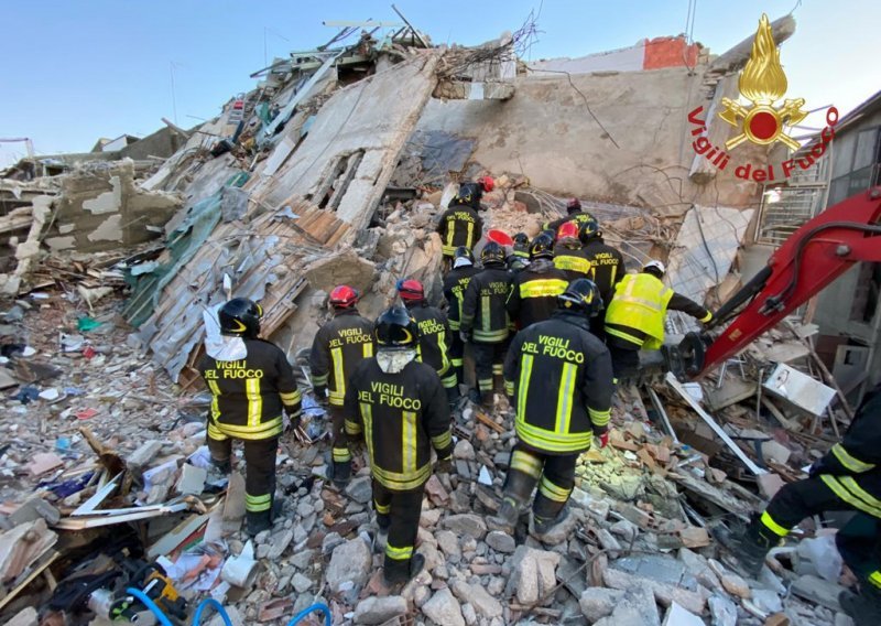 Spasioci izvlače tijela nakon eksplozije u zgradama na Siciliji, poginulo najmanje sedmero ljudi