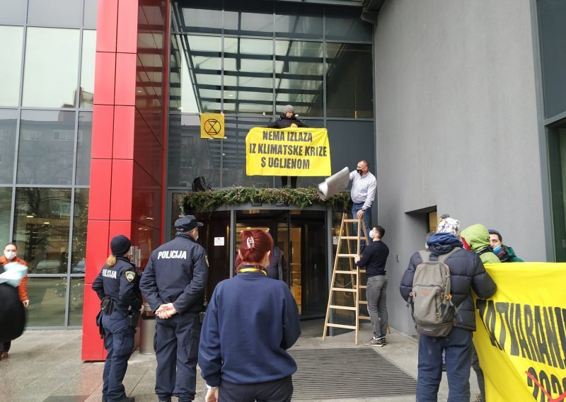 [VIDEO] Aktivisti blokirali ulaz u Ministarstvo gospodarstva, reagirala policija