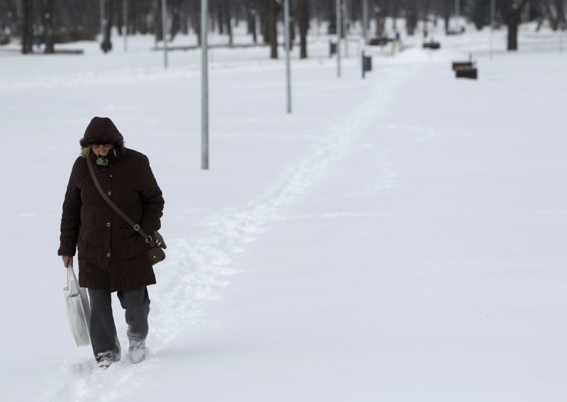 Kaos u Srbiji: Zbog snijega trećina elektrosustava izvan pogona, zameteno 17 ljudi