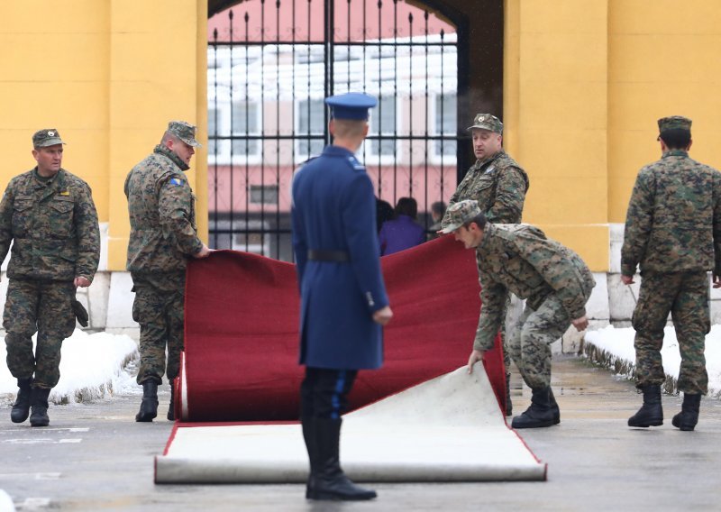 Ne, BiH nije na rubu rata, u jednoj je od najdubljih kriza u posljednjih 15 godina. Je li rješenje na vidiku