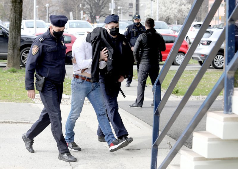 Sabljo tek izašao iz Remetinca pa nastavio po starom: 'Izašao sam. Daj pare, inače ću te masakrirati!' Opet je iza rešetaka