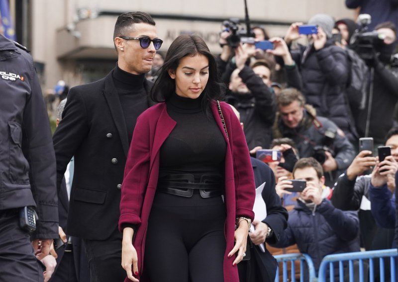 Dobro podnosi trudnoću: Georgina Rodriguez uživa s djecom u Laponiji