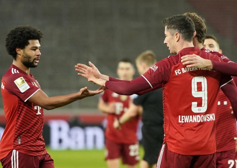 [FOTO] Bayern projurio Stuttgartom i potvrdio jesenski naslov, Gnabry zabio tri i namjestio dva gola za Lewandowskog
