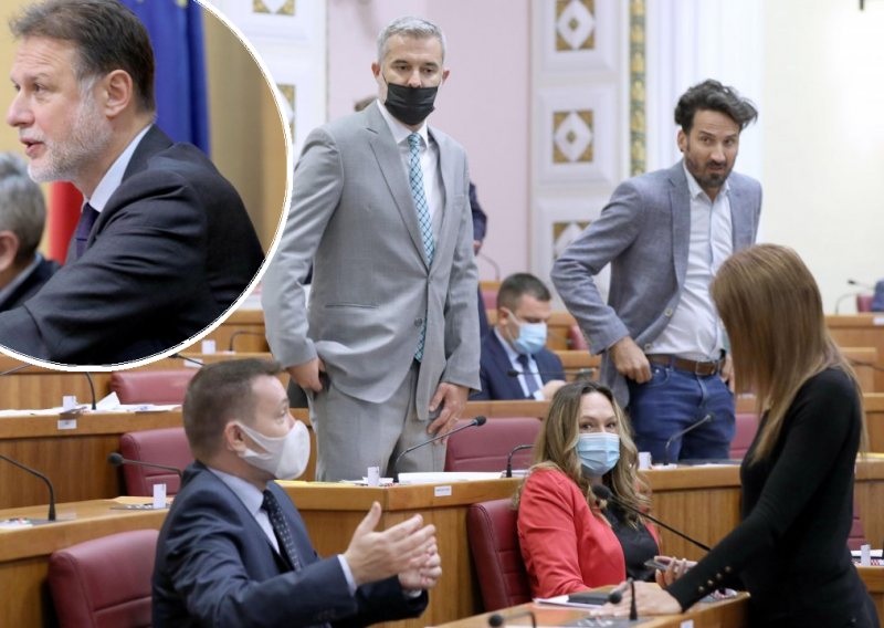 [FOTO/VIDEO] Totalni kaos u Saboru: Jandroković oduzeo riječ gotovo svim zastupnicima Mosta, situacija na rubu fizičkog obračuna!