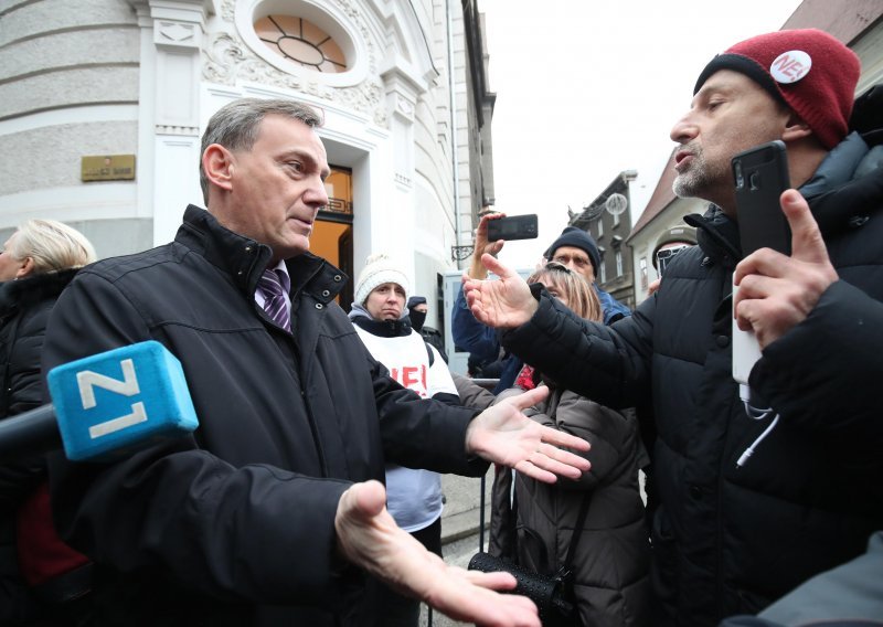 [FOTO] Prosvjednici okružili liječnika na Markovu trgu i zasuli ga pitanjima