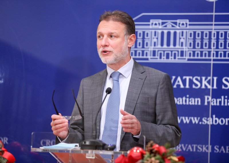 [FOTO] Jandroković rezimirao kraj zasjedanja: Scene su danas bile neprimjerene, radilo o verbalnom nasilju skoro na rubu fizičkog nasilja