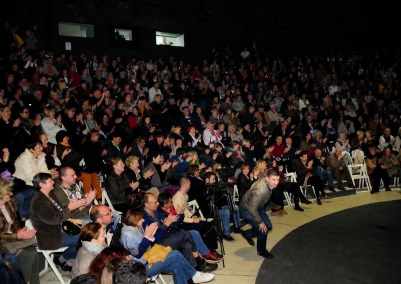 Pričigin krenuo po deseti put pred prepunim gledalištem Doma mladih