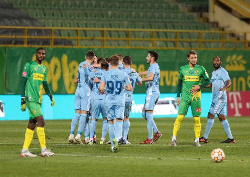 [VIDEO/FOTO] Kakva drama u Puli; Dinamo pobijedio s devetoricom, sudac Strukan nakon izvedenog penala Bruni Petkoviću pokazao drugi žuti karton