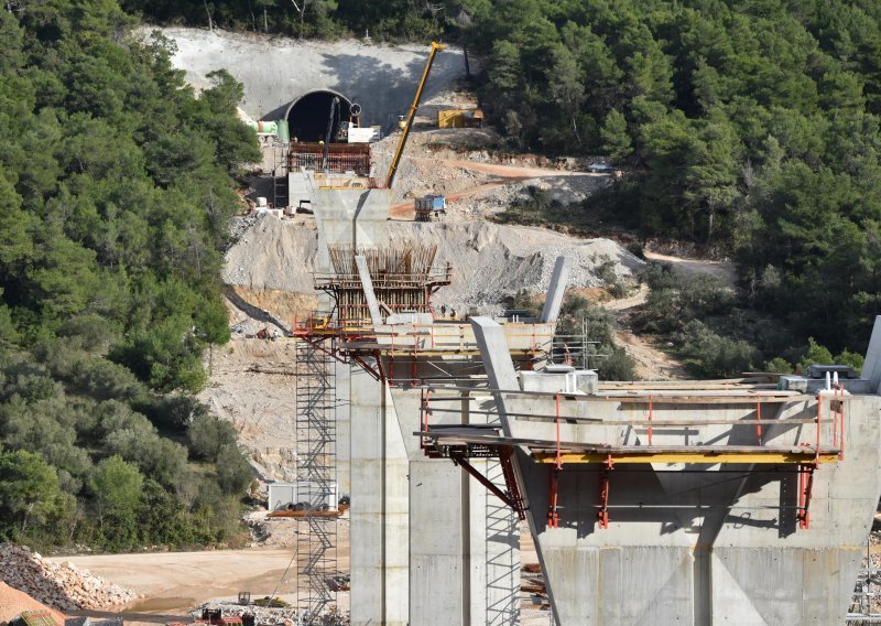 [FOTO] Pristupne ceste za Pelješki most grade se punom parom, pogledajte kako napreduju radovi