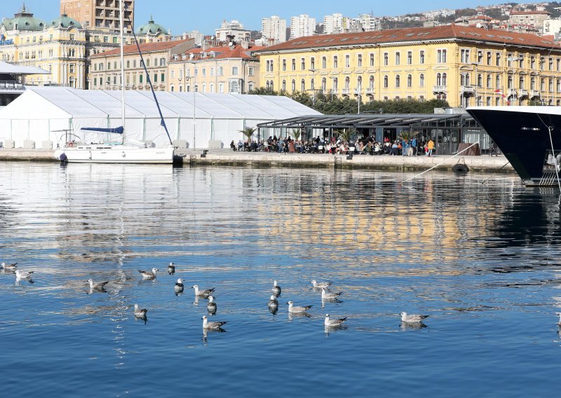 Policija u Rijeci iz mora spašavala pijanog muškarca, pukom srećom se nije utopio