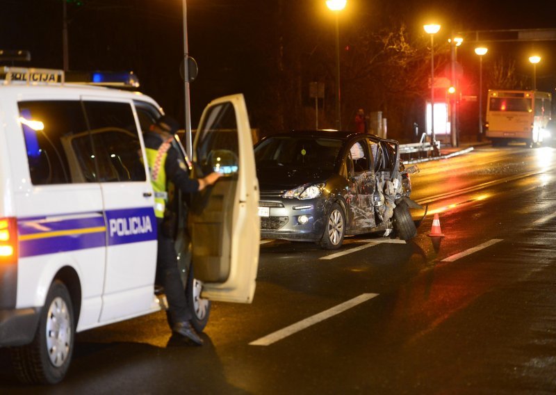 Prometna nesreća na Aleji Bologne, vatrogasci spašavali ozlijeđenu osobu