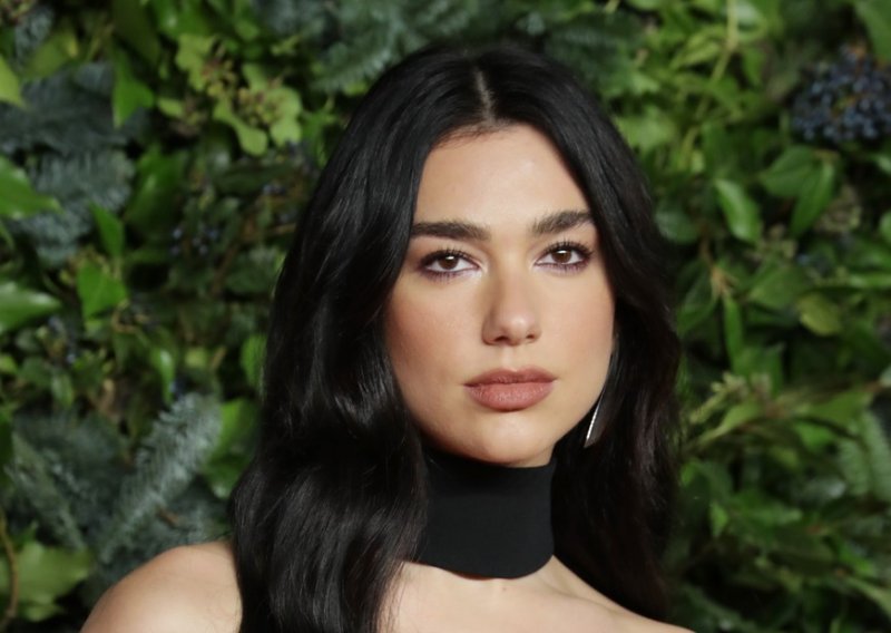 Zbogom dugim uvojcima: Dua Lipa odvažila se na hrabri rez i otkrila potpuno novi imidž