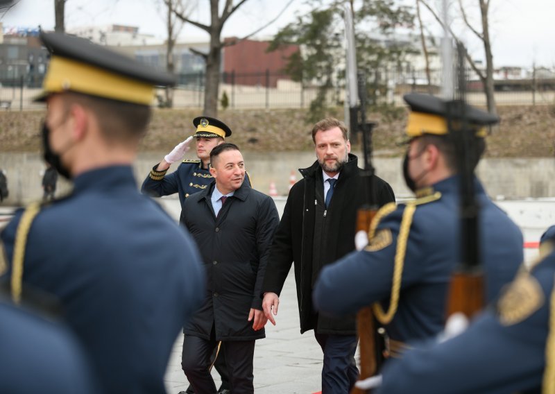 [FOTO] Ministar obrane na Kosovu: Hrvatska je odlučila pojačati sudjelovanje u KFOR-u od proljeća