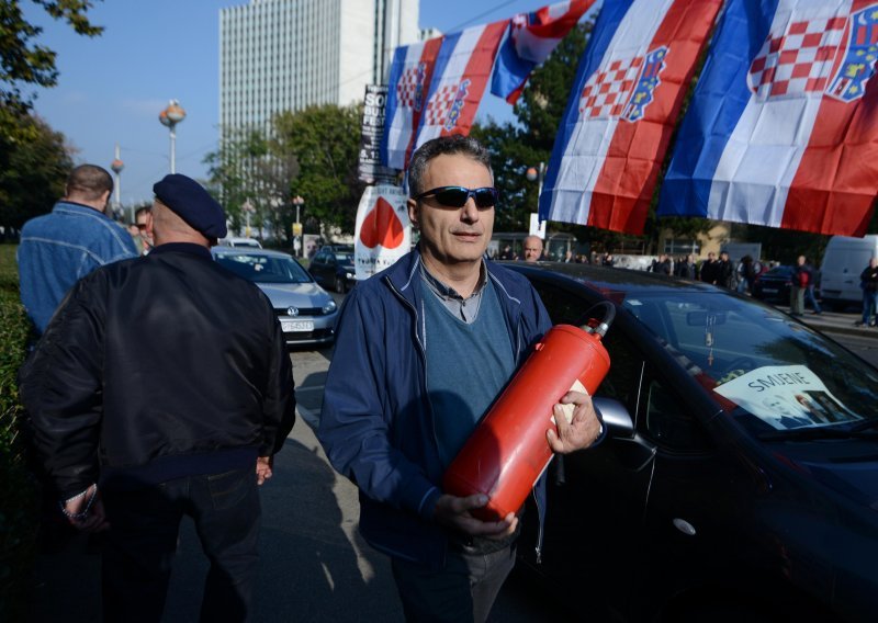 Pavle Kalinić opet uletio kada je najpotrebnije, ovog puta spasio vozačicu čiji se auto zapalio na Ribnjaku