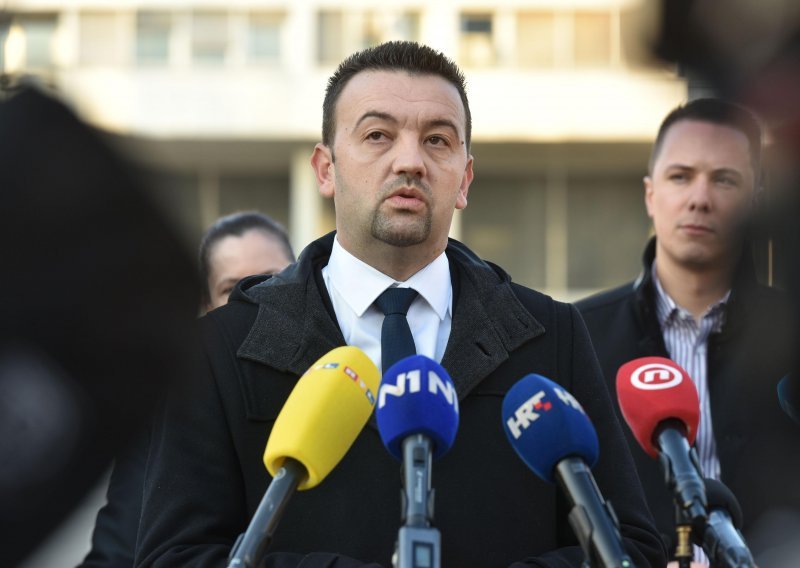 Pavliček potvrdio: Suverenisti pokreću stegovni postupak protiv Hrvoja Zekanovića