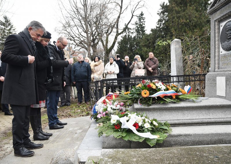 Pupovac na grobu skladatelja hrvatske himne u Novome Sadu: 'Stvorio je povijesnu sponu između dva naroda'