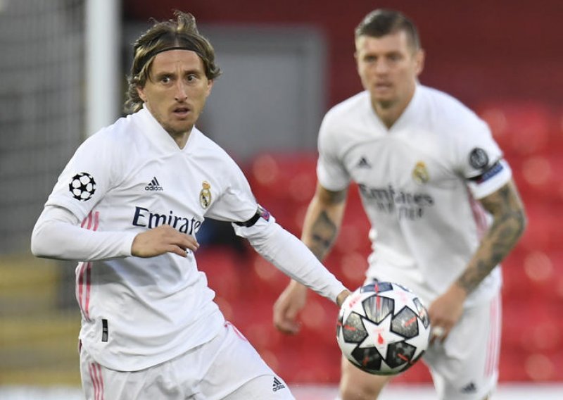 Luka Modrić izazvao je totalni kaos; više nema koronu i već bi u nedjelju mogao zaigrati za Real, ali pojavio se nevjerojatan problem...