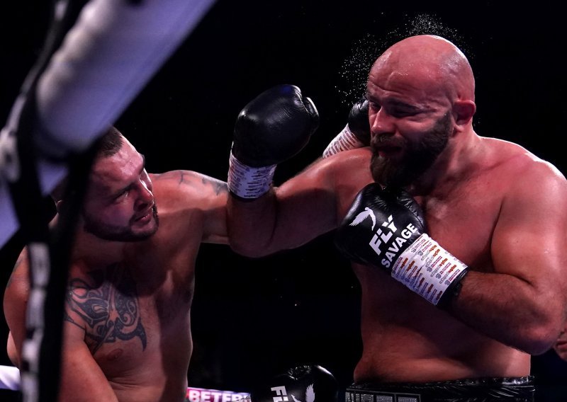 [VIDEO/FOTO] Alen Babić stigao do jubilarne desete pobjede! Hrvatski boksač jedva je preživio drugu rundu, a onda je u šestoj nokautirao čvrstog Francuza