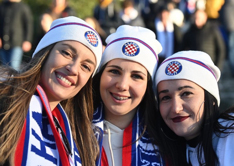 [FOTO] Bliži se derbi Hajduka i Osijeka; Split prepun navijača koji se zagrijavaju za spektakl na Poljudu