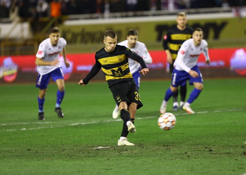 [VIDEO] Pogledajte zašto je Osijeku poništen gol iz penala! Bohar je ponovno pucao, ali Kalinić mu je obranio taj pokušaj...