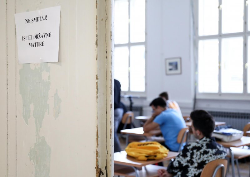 Nastavnici ostaju bez honorara za probnu državnu maturu