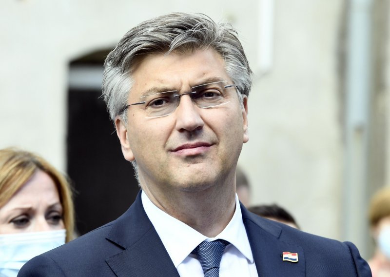 Plenković obišao zgradu nove bjelovarske bolnice, slijedi sastanak u lokalnom restoranu