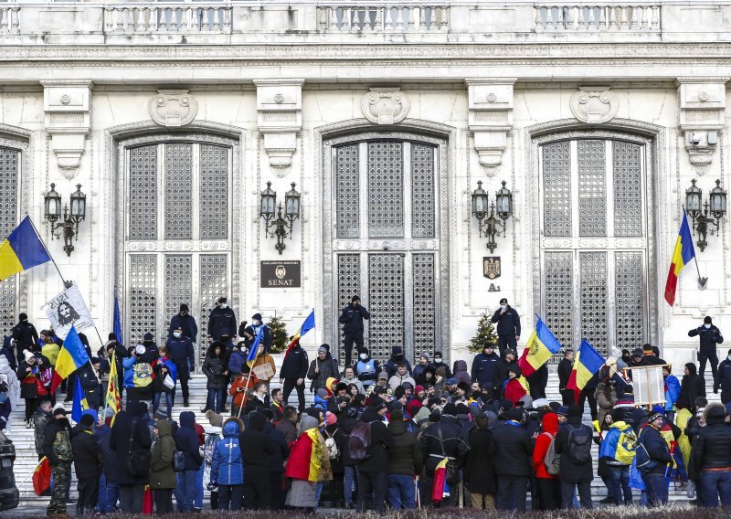 Prosvjednici protiv covid potvrda pokušali upasti u rumunjski parlament