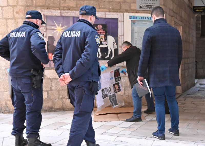 [FOTO] Zadrani Kalelargu oblijepili plakatima s omčom i natpisom 'Anemični'