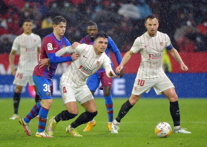 [FOTO] Ivan Rakitić asistent u kišnom remiju Seville i Bacelone; Villarreal 'petardom' počastio Alaves