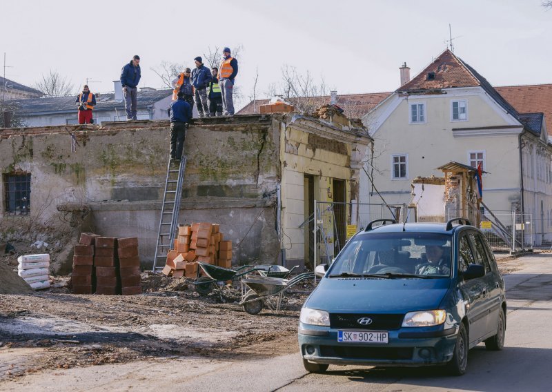 Petrinji bespovratno oko 77 milijuna kuna za obnovu tri važne zgrade