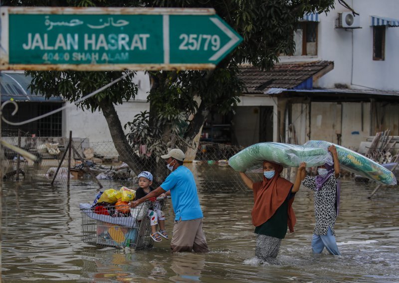 [VIDEO] U poplavama 27 mrtvih, golema materijalna šteta: 'Izgubili smo naše aute, našu kuću. Sve je otišlo'