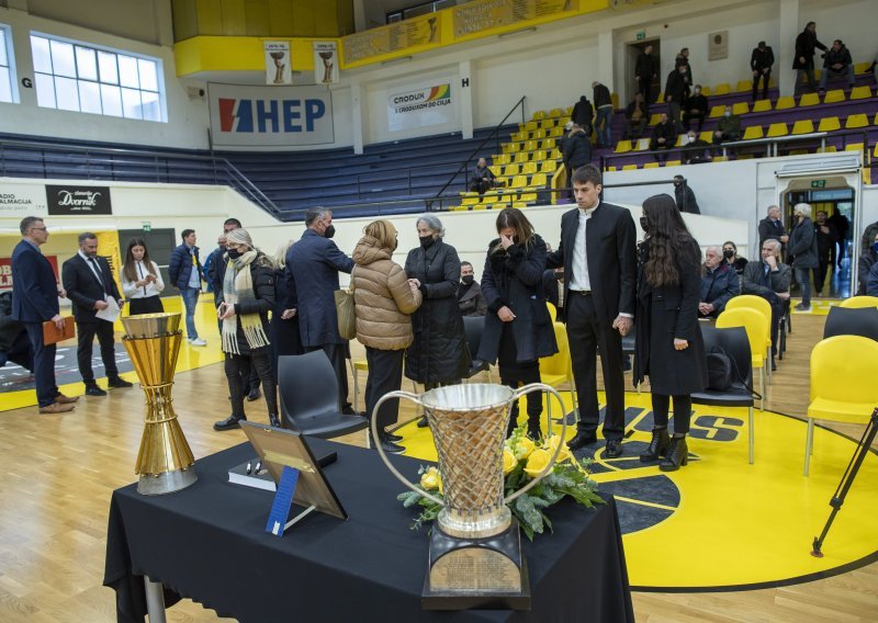 [FOTO] Na Gripama održana komemoracija za Gorana Sobina; Dino Rađa i ostali suigrači nisu mogli zadržati suze