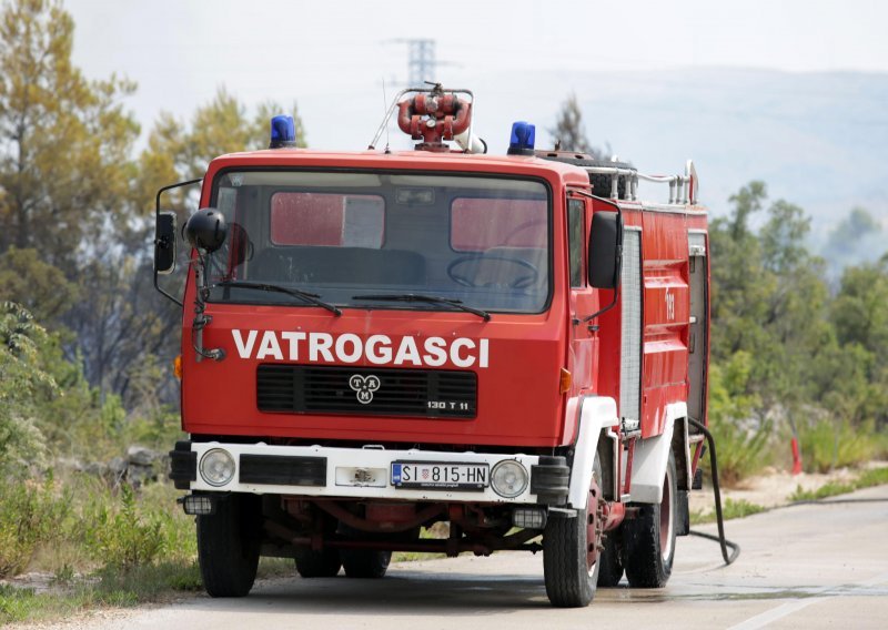Dostavni kombi Hrvatske pošte izgorio na autocesti A1, šteta 100 tisuća kuna